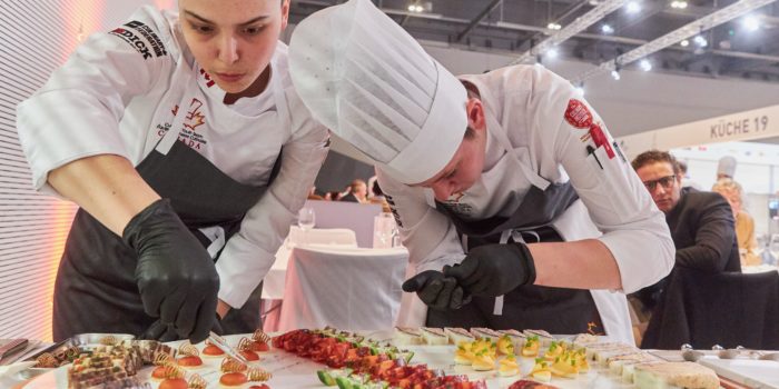02 Chefs Table Anrichten ©ika Culinary Olympics