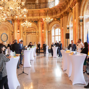 Der prachtvolle Marmorsaal des Neuen Schloss in Stuttgart war in IKA-orangefarbenes Licht getaucht, die Kronleuchter frisch poliert und dazu passend strahlender Sonnenschein. Ein würdiger Rahmen für die Auslosung der Wettkampftage für die 25. IKA/Olympiade der Köche. Foto: Messe Stuttgart