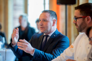 Christian Schmid (Moderator) führt durch das Pressegespräch und die Auslosung. Foto: Messe Stuttgart