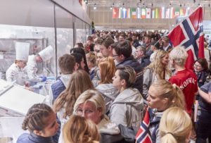 Fans feuern die Köche vor den Glasküchen an. Foto: IKA/Culinary Olympics