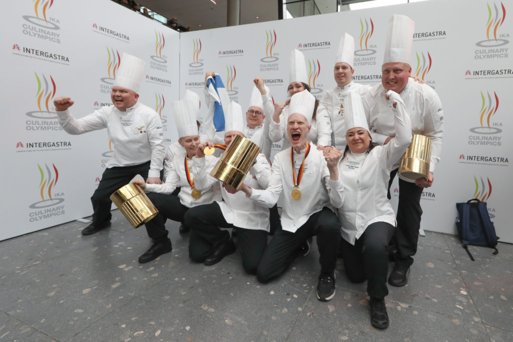 IKA 2024: Doppeltes Gold in der Kategorie Community Catering. Eins davon geht an das Compass Group Culinary Team Finland. Foto: IKA/Culinary Olympicsm Finland